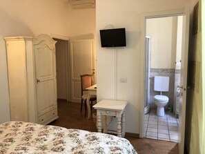 房內夾萬、書桌、熨斗/熨衫板、免費 Wi-Fi