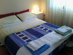 Deluxe Triple Room, 1 Bedroom, Accessible | Soundproofing, iron/ironing board, free cots/infant beds, rollaway beds