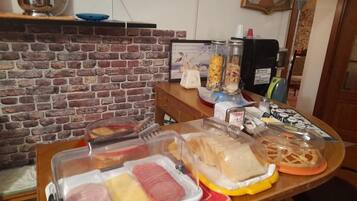 Un plan de travail de cuisine avec divers aliments et appareils de cuisine.