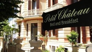 A pink building with a sign that reads "Petit Chateau Bed and Breakfast." - Petit Château (Montecatini Terme)