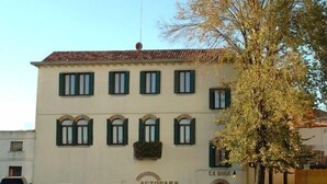 A building with a sign reading "AUTOPARK" and "CA DOGE" on the facade.