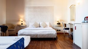 Estudi en suite júnior | Minibar, escriptori i espai de treball apte per a portàtils 