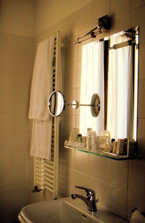Junior Suite | Bathroom | Shower, free toiletries, hair dryer, bidet - Ca' Doge (Venice)