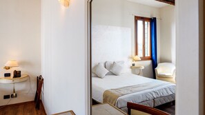 Estudi en suite júnior | Minibar, escriptori i espai de treball apte per a portàtils 
