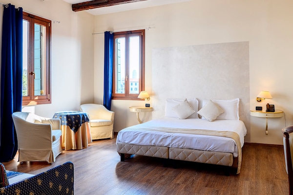 Suite monolocale Junior | Minibar, una scrivania, postazione laptop, tende oscuranti