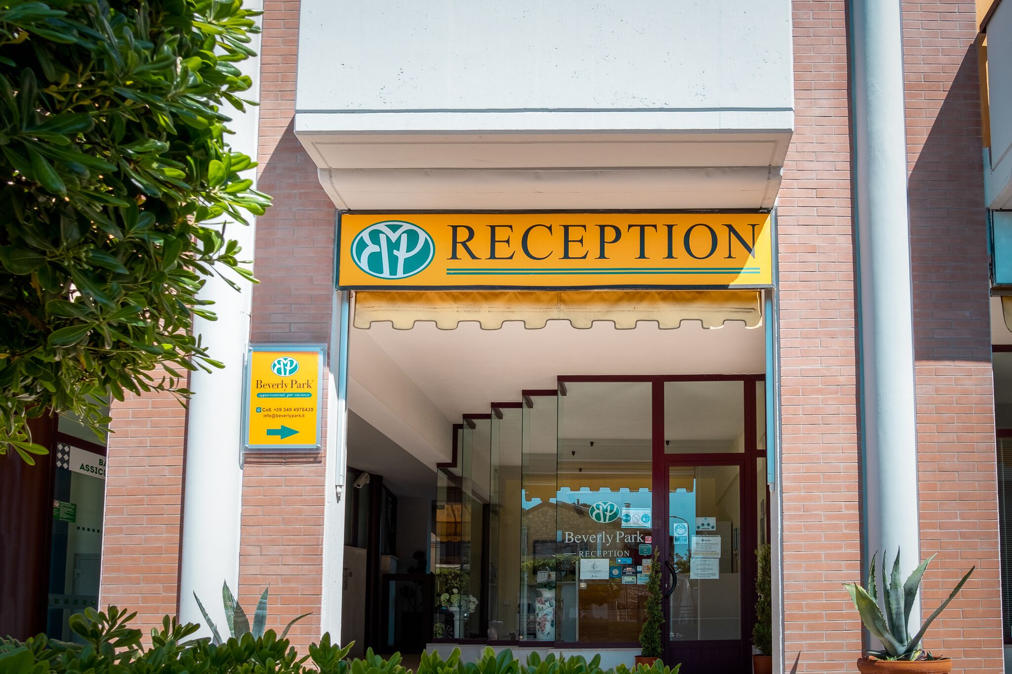 Una zona de recepción con un cartel que indica Recepción Beverly Park.