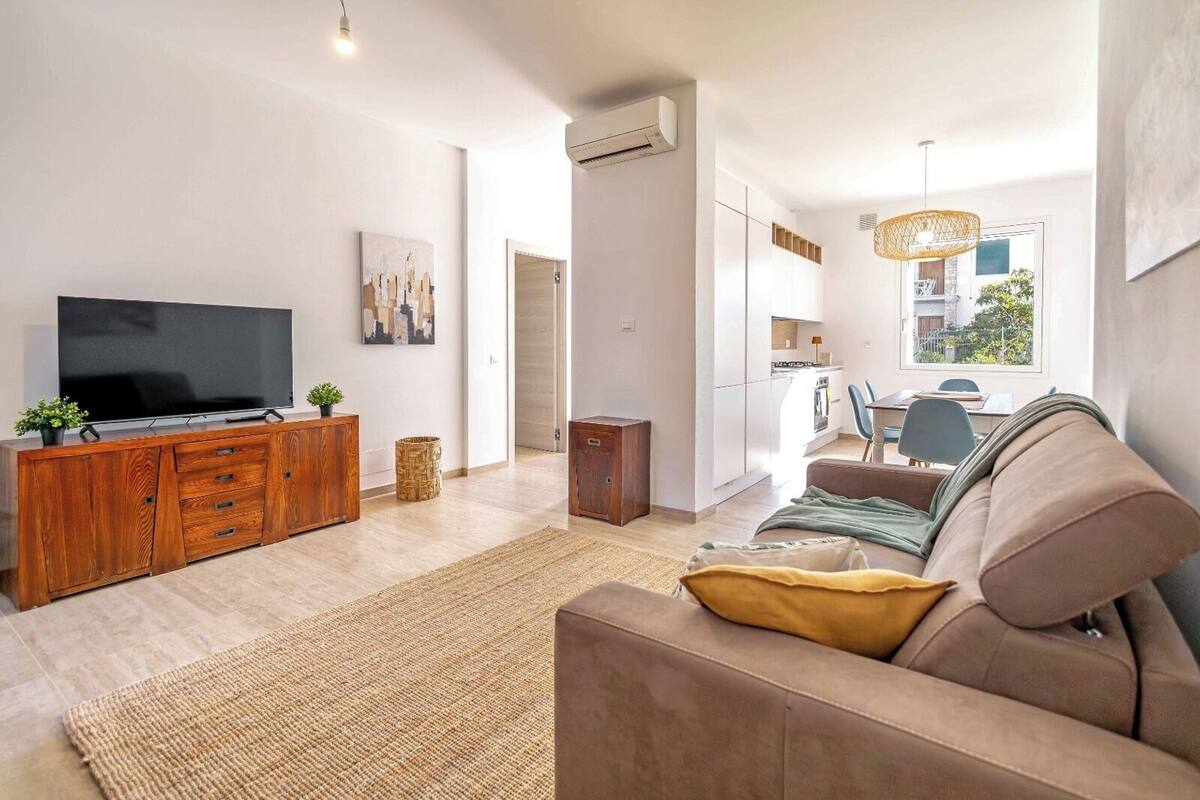 Luxury Apartment, 2 Bedrooms, Garden View Via degli Alberi 7b | リビング エリア | 32 インチのLED テレビ (デジタル放送視聴可)、テレビ、床暖房