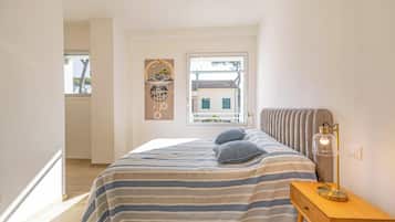 Caja de seguridad en la habitación y ropa de cama