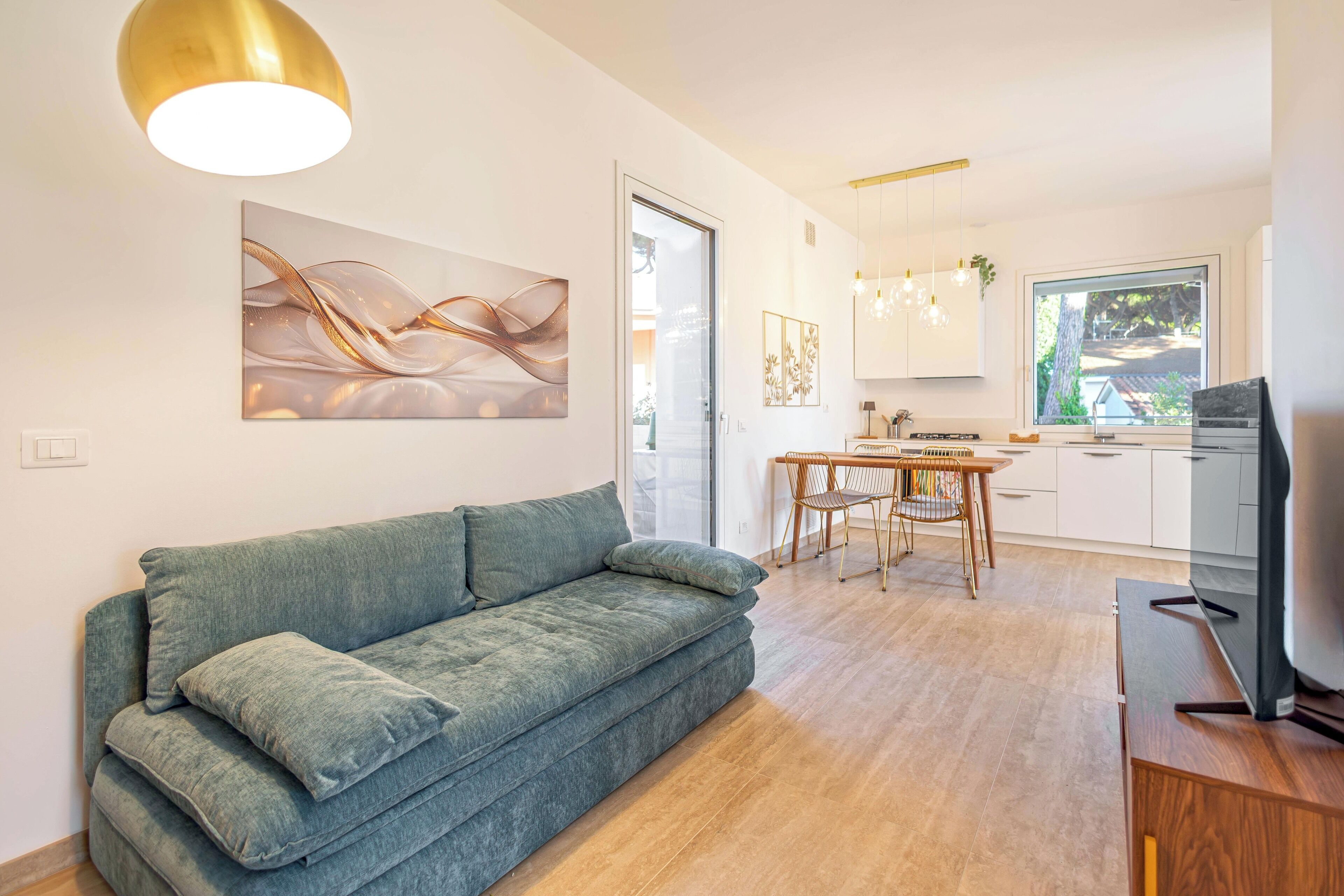 Luxury Condo, 2 Bedrooms, Garden View Via degli Alberi 7b | Coin séjour | Télévision LED de 32 pouces avec chaînes numériques, télévision