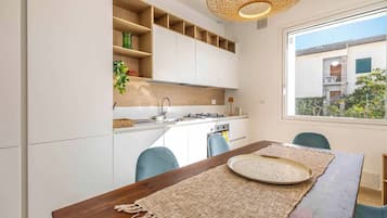 Luxury Apartment, 2 Bedrooms, Garden View Via degli Alberi 7b | Opholdsområde | 32-tommers LED-tv med digitale kanaler, tv, gulvvarme