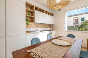 Luxury Apartment, 2 Bedrooms, Garden View Via degli Alberi 7b | Oleskelualue | 32–tuumainen LED-televisio, jossa digitaalikanavat