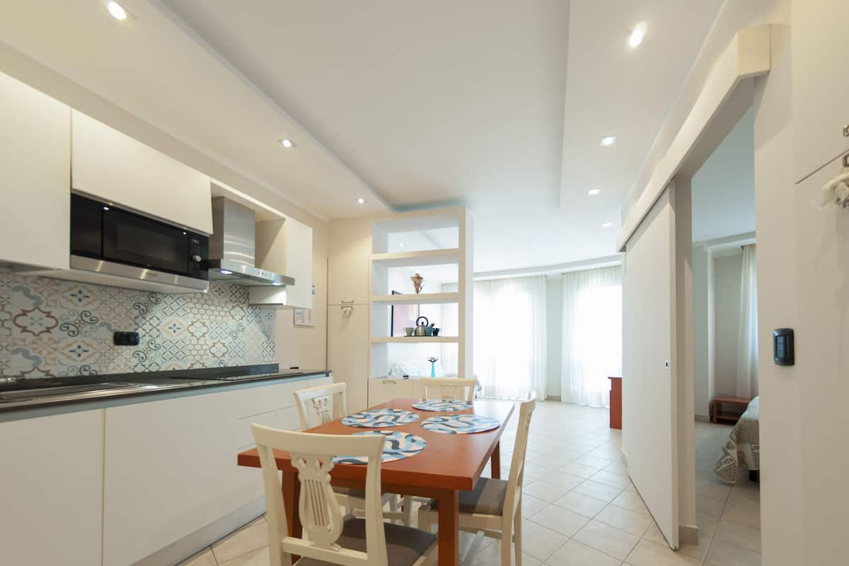 Comfort Apartment, 1 Bedroom | Private kitchen | Full-sized fridge, stovetop, cookware/dishes/utensils, freezer
