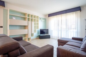 Familienapartment, 2 Schlafzimmer, Stadtblick | Wohnbereich