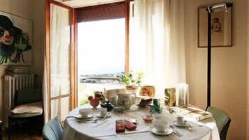 Tägliches inbegriffenes kontinentales Frühstück