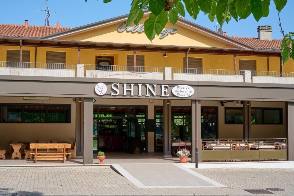 A restaurant named 'Alberto Ristorante Pizzeria' with outdoor seating and a visible entrance.