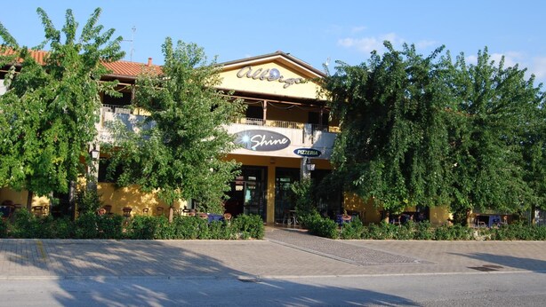 A building with a sign reading "Shine Pizzeria" and "Allergos" above it. - Shine (Acqualagna)