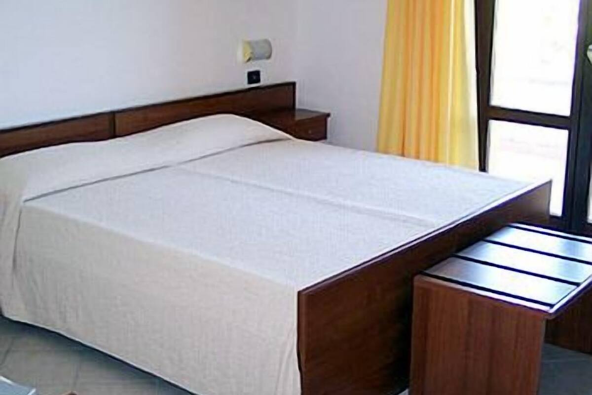 minibar, desk, free wifi, wheelchair access