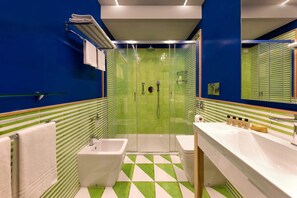Dreibettzimmer | Badezimmer | Kostenlose Toilettenartikel, Haartrockner, Bidet, Handtücher