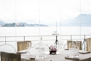 Ze serveren er lunch en diner 