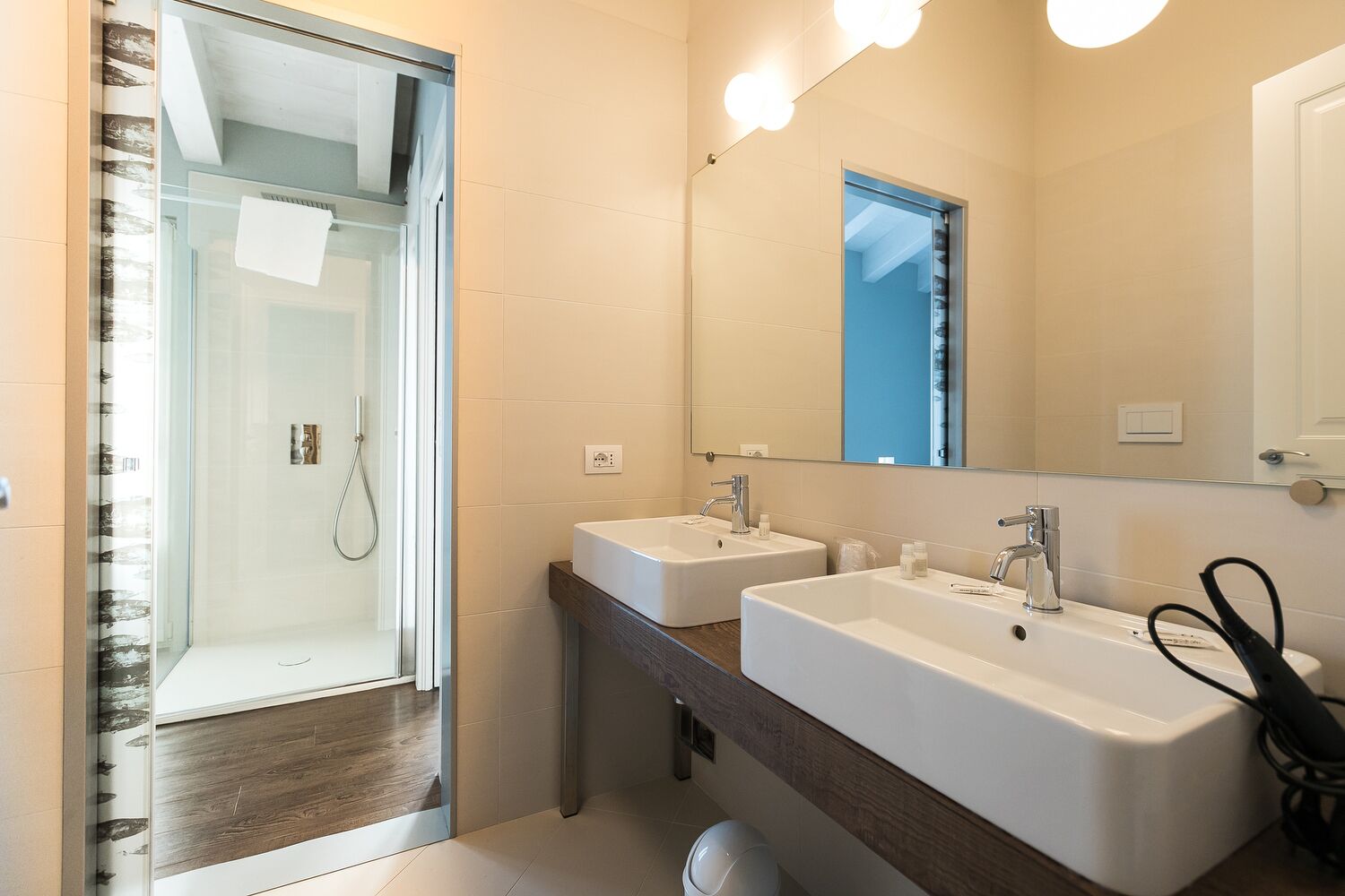 executive suite | bathroom | free toiletries, hair dryer, bidet, towels