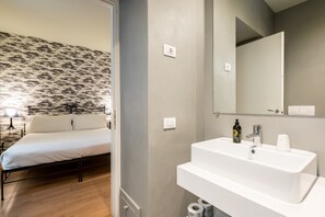Kamar Double | Kamar mandi | Perlengkapan mandi gratis, pengering rambut, kloset, dan handuk