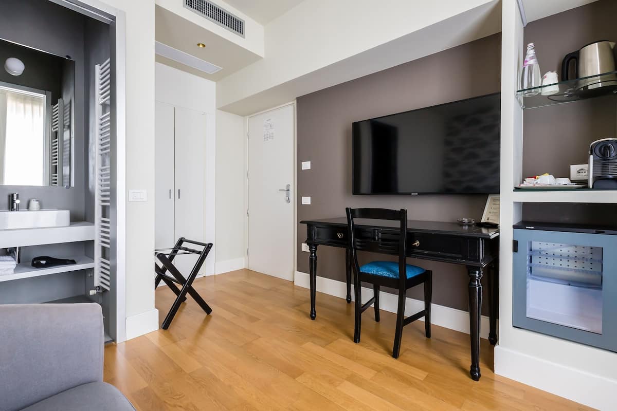 panoramic double room, terrace, lake view | desk, free wifi, bed sheets