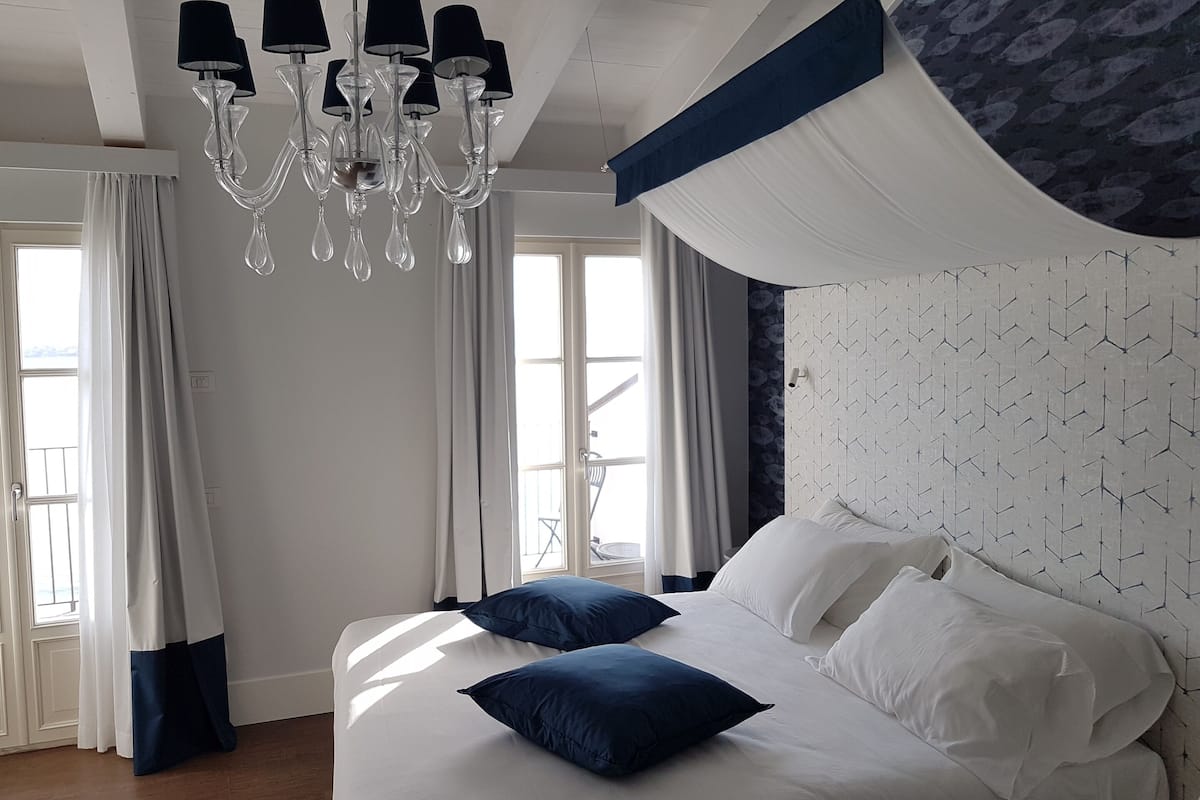 executive suite | desk, free wifi, bed sheets