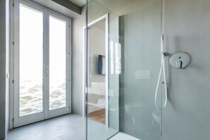 Camera doppia, balcone, vista lago | Bagno | Set di cortesia gratuito, asciugacapelli, bidet, asciugamani