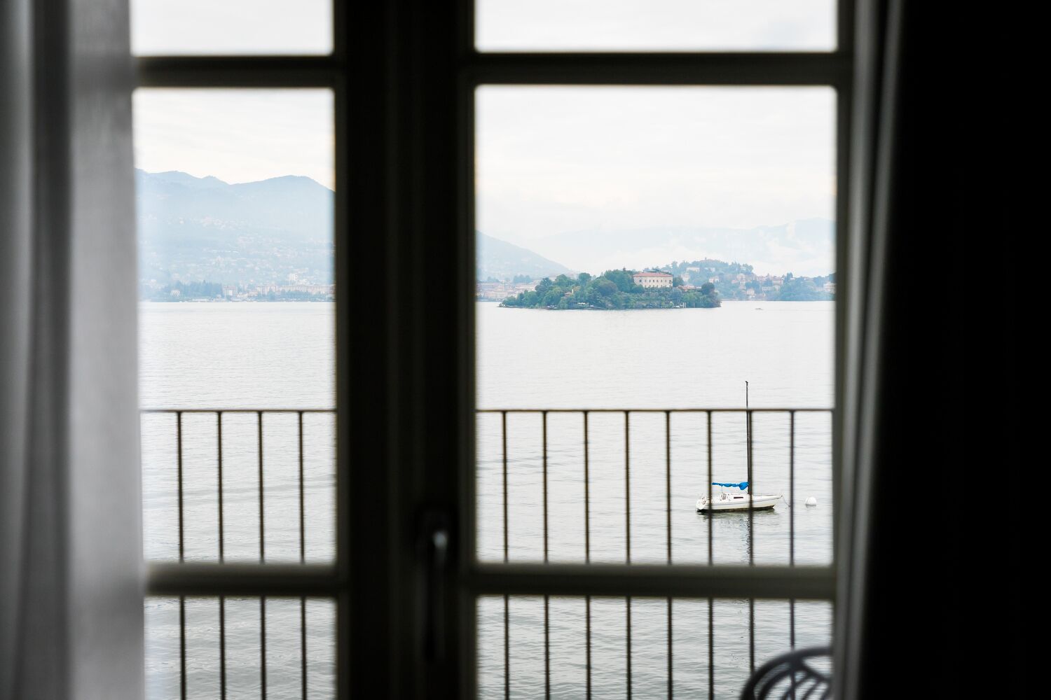 executive suite | desk, free wifi, bed sheets