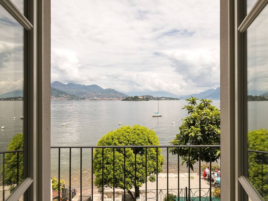 Deluxe-huone, 1 keskisuuri parisänky, järvinäköala | Työpöytä, ilmainen Wi-Fi, vuodevaatteet