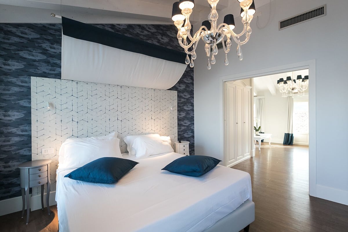 executive suite | desk, free wifi, bed sheets