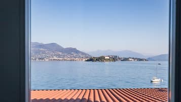 Tweepersoonskamer, balkon, uitzicht op meer | Een bureau, gratis wifi, beddengoed