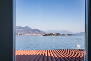 Quarto casal, sacada, vista para o lago | Escrivaninha, Wi-Fi de cortesia, roupa de cama