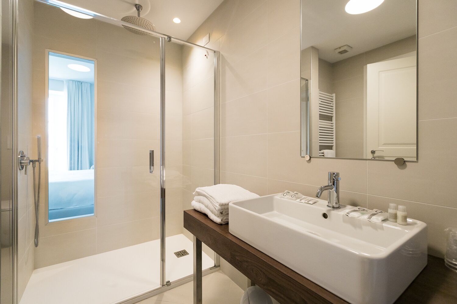 deluxe room, 1 queen bed, lake view | bathroom | free toiletries, hair dryer, bidet, towels
