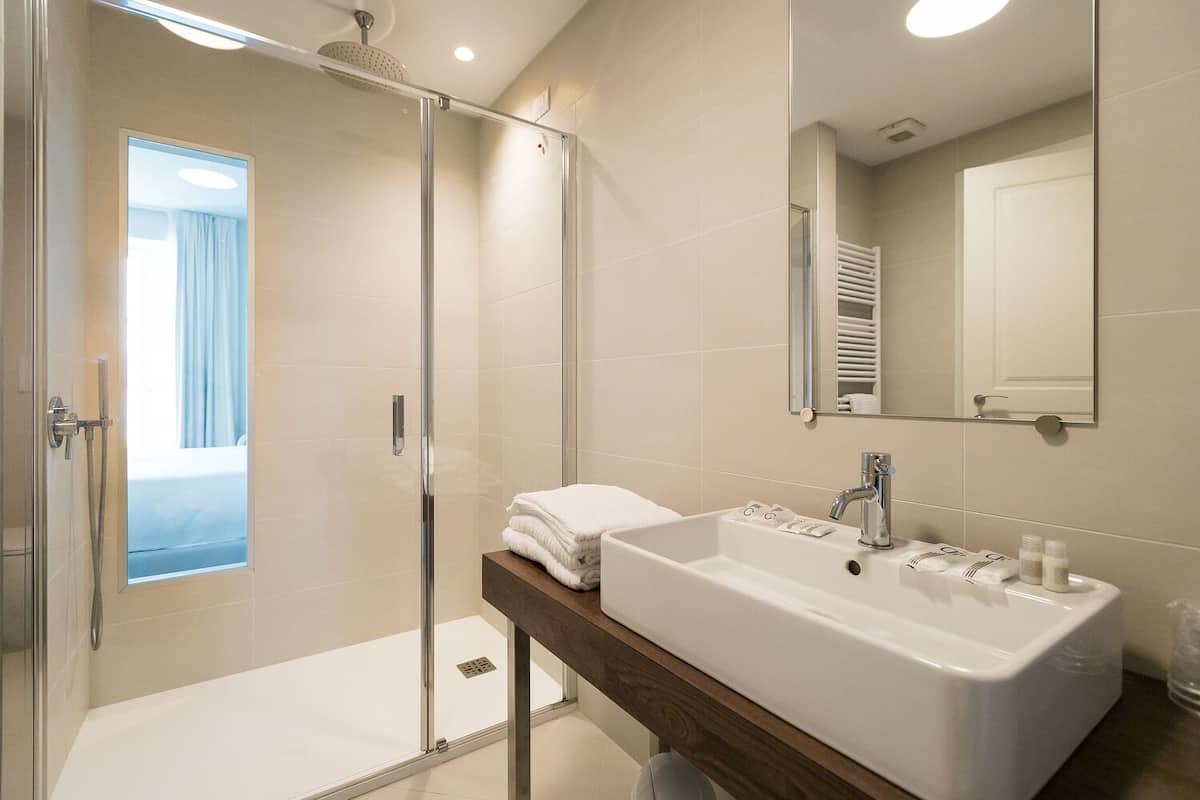 deluxe room, 1 queen bed, lake view | bathroom | free toiletries, hair dryer, bidet, towels