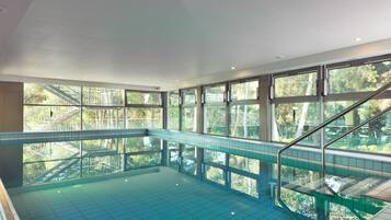 Indendørs pool, udendørs pool, liggestole
