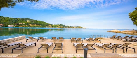 Sulla spiaggia, un bar sulla spiaggia