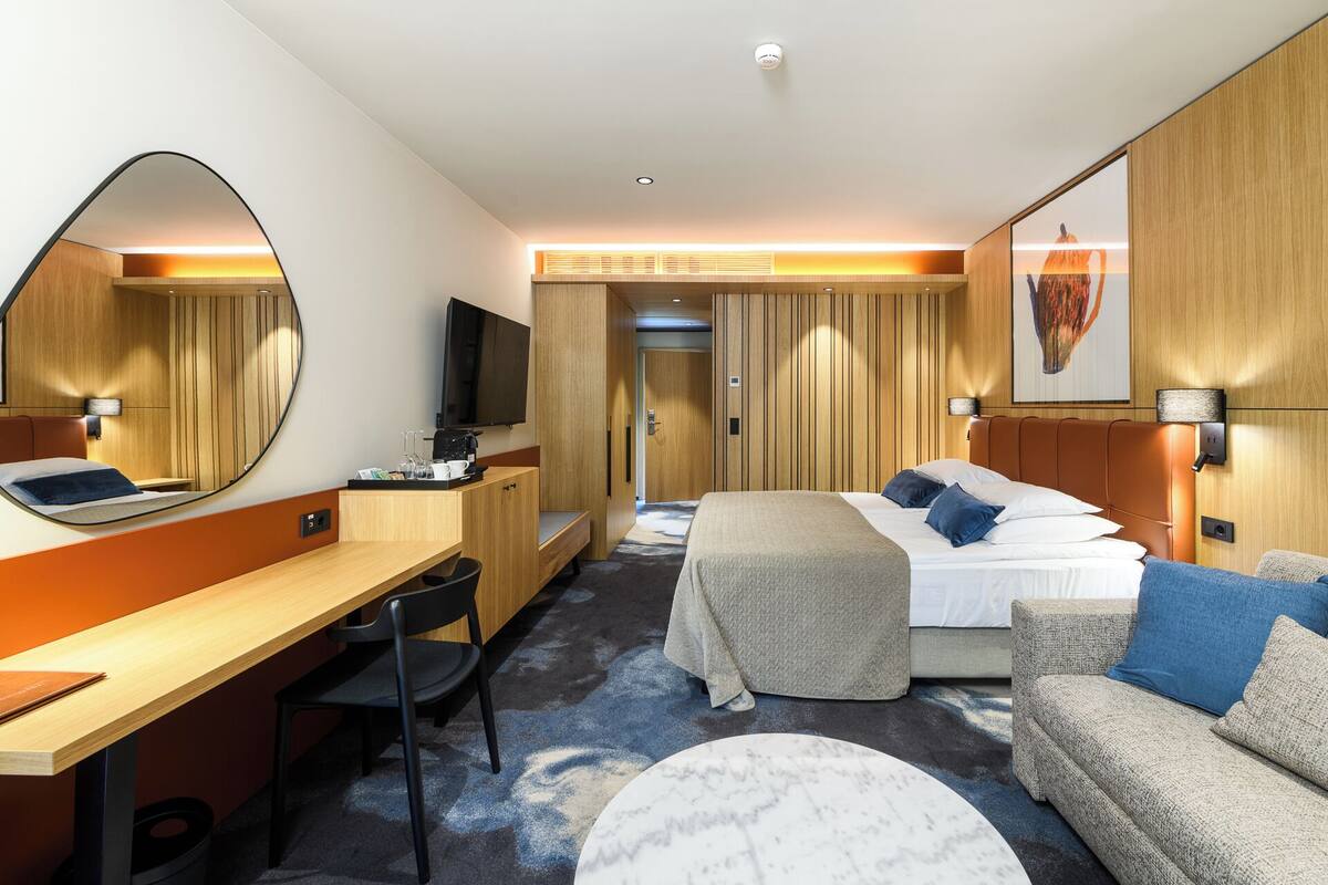 Minibar, coffres-forts dans les chambres, bureau