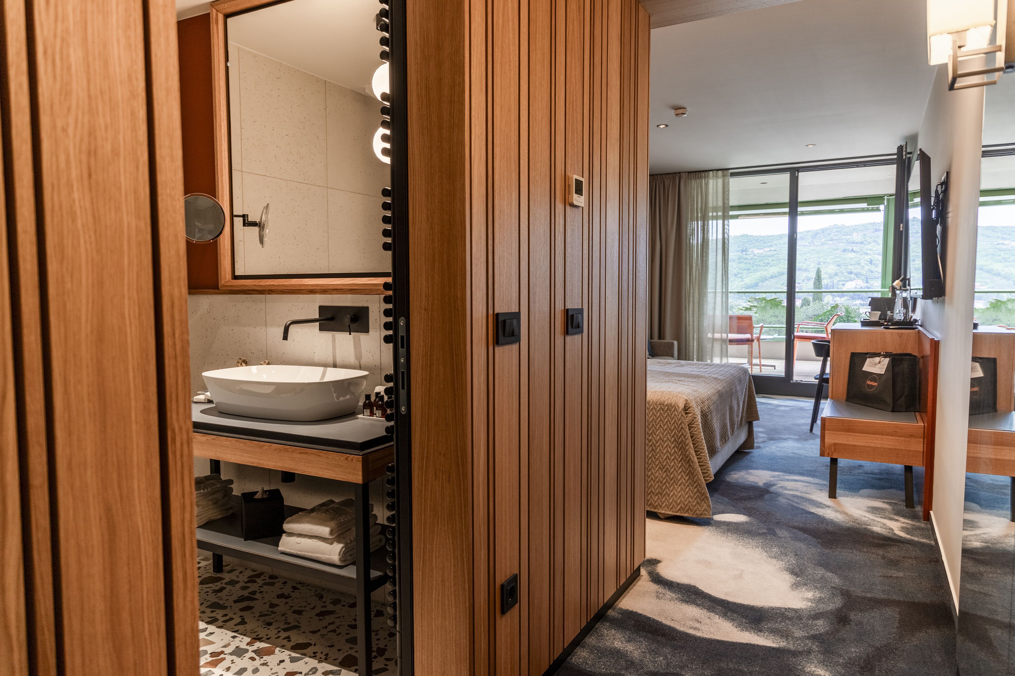 comfort double room, balcony | minibar, in-room safe, desk, cots/infant beds