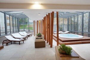 Un sauna, baño turco, tratamientos corporales, aromaterapia