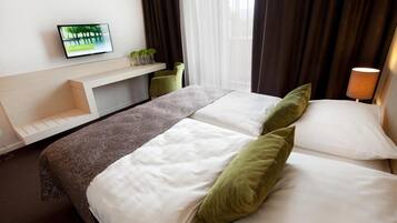 Zimmersafe, Schreibtisch, Verdunkelungsvorhänge, kostenloses WLAN