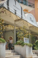 供应早餐、午餐和晚餐，意大利菜，海景