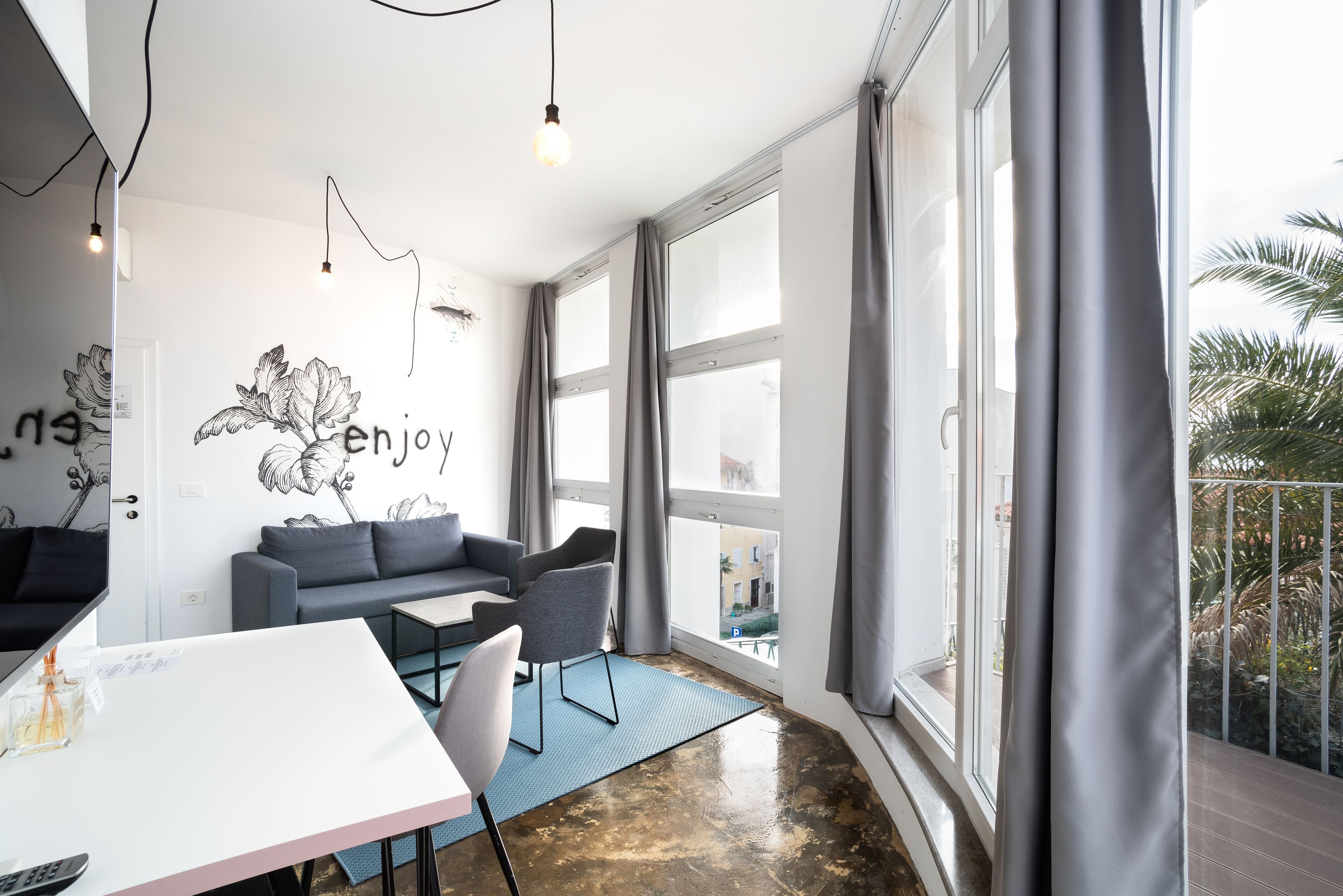 82-cm flat-screen tv with cable channels, netflix, books