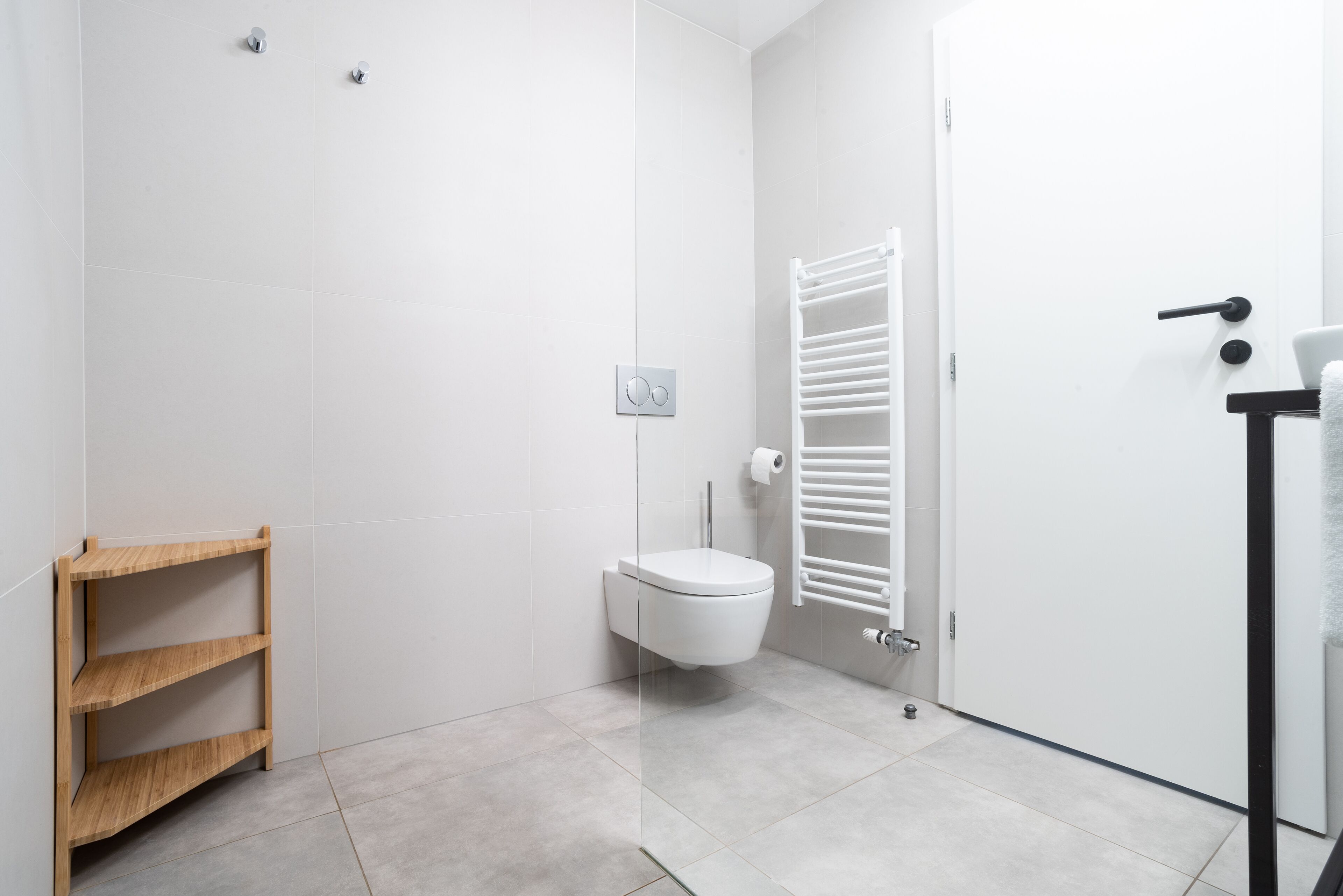 combined shower/bathtub, designer toiletries, hair dryer, slippers