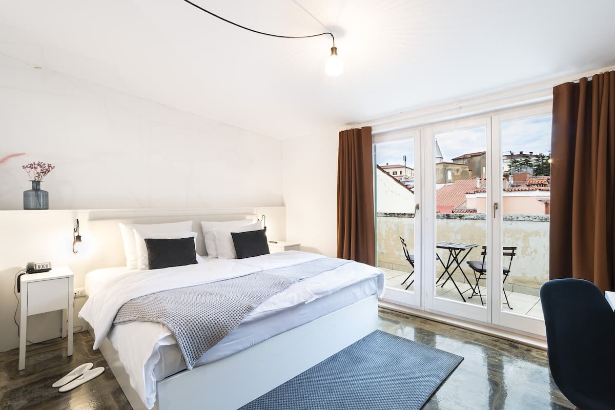 1 bedroom, premium bedding, memory-foam beds, individually decorated