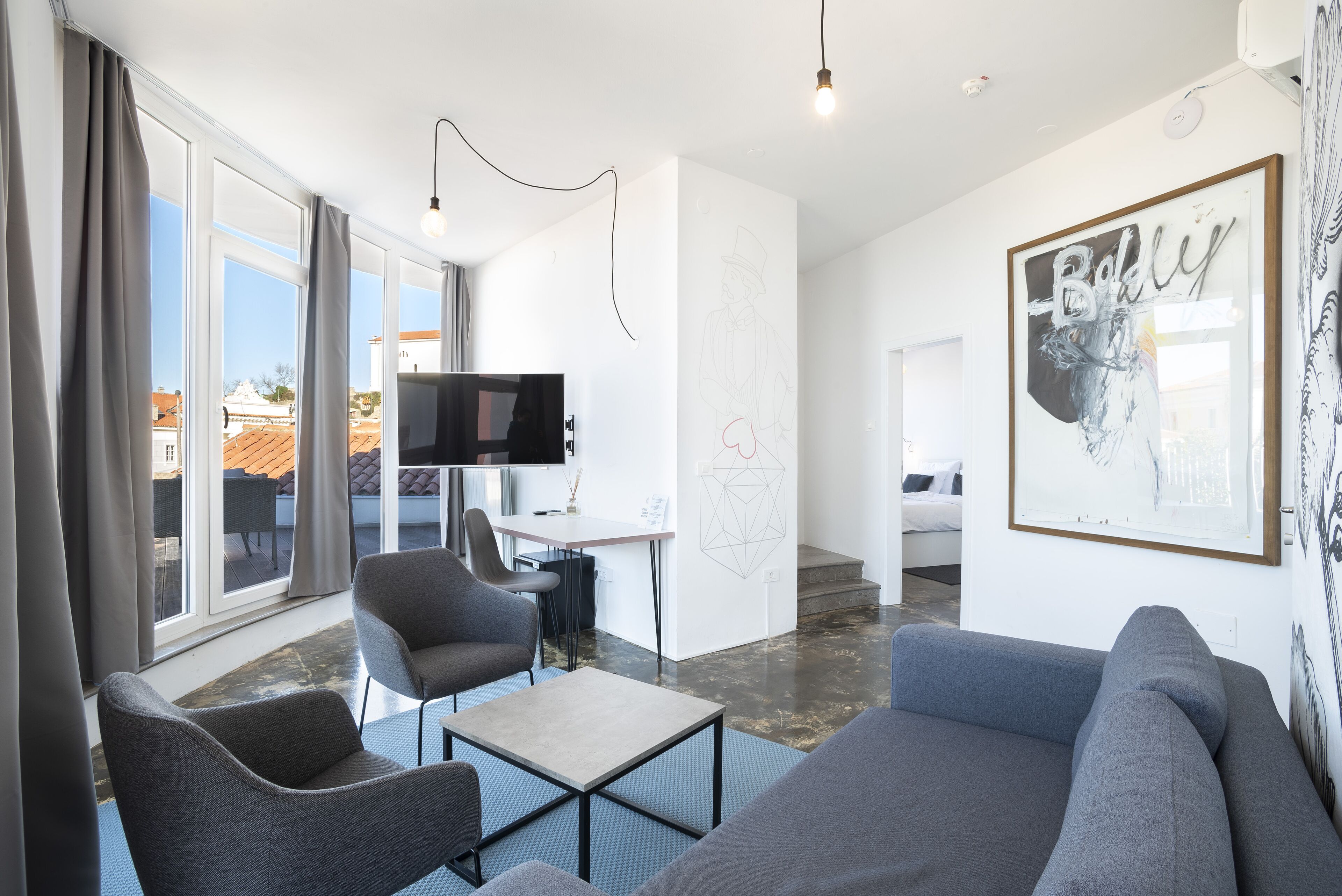 82-cm flat-screen tv with cable channels, netflix, books