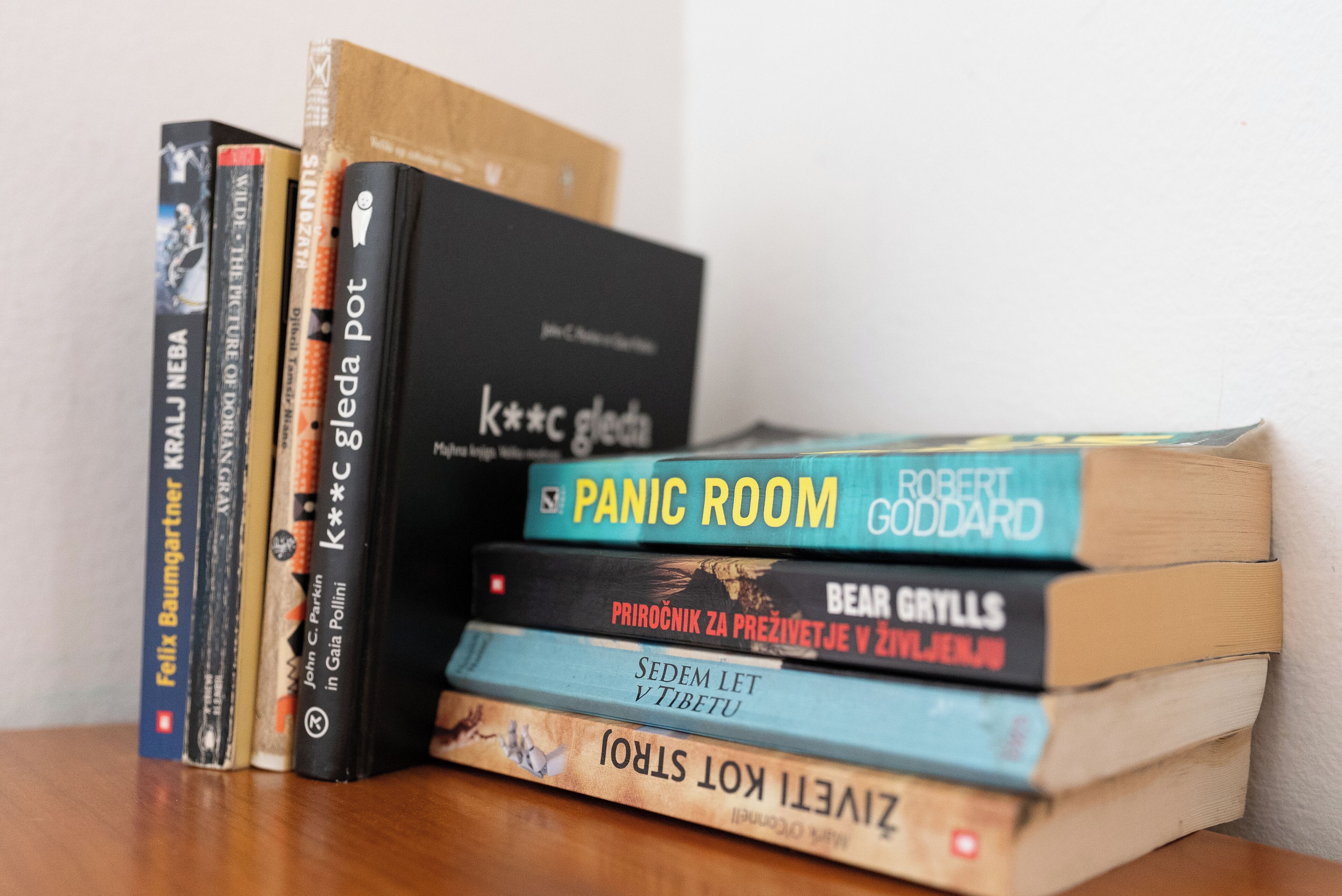 standard apartment, city view | living area | 82-cm flat-screen tv with cable channels, netflix, books