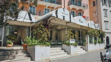 Colazione, aperto a pranzo e cena, cucina italiana, con vista sul mare