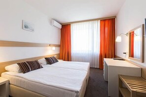 Dobbeltrom, balkong | Safe på rommet, wi-fi (inkludert) og sengetøy