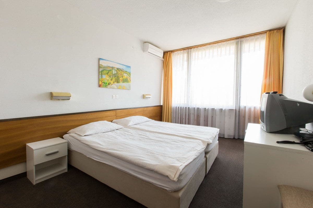 In-room safe, free WiFi, bed sheets
